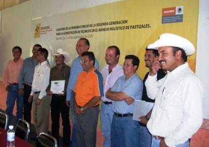 clausura-mh-4-web Finalistas de la primera generación del Entrenamiento en Manejo Holístico en el inicio de la segunda generación.