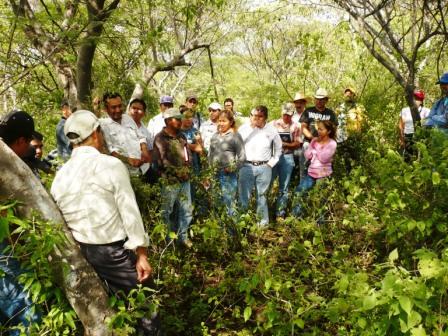discutiendo-friabilidad1 Discusión sobre la escala de friabilidad en un ambiente de Selva Baja Caducifolia. Rancho El Mogote, municipio de Apaseo El Grande, Gto.